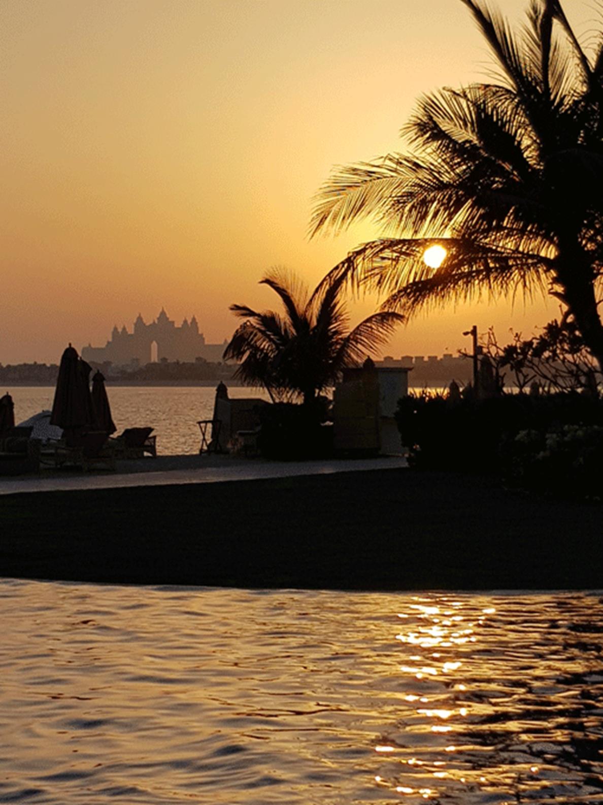 Une image contenant ext�rieur, eau, cr�puscule, soleil

Description g�n�r�e automatiquement